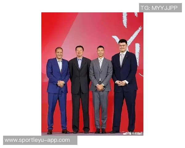 姚明与篮网新秀杰明同框合影引发热议谁能在巨人面前不变矮人